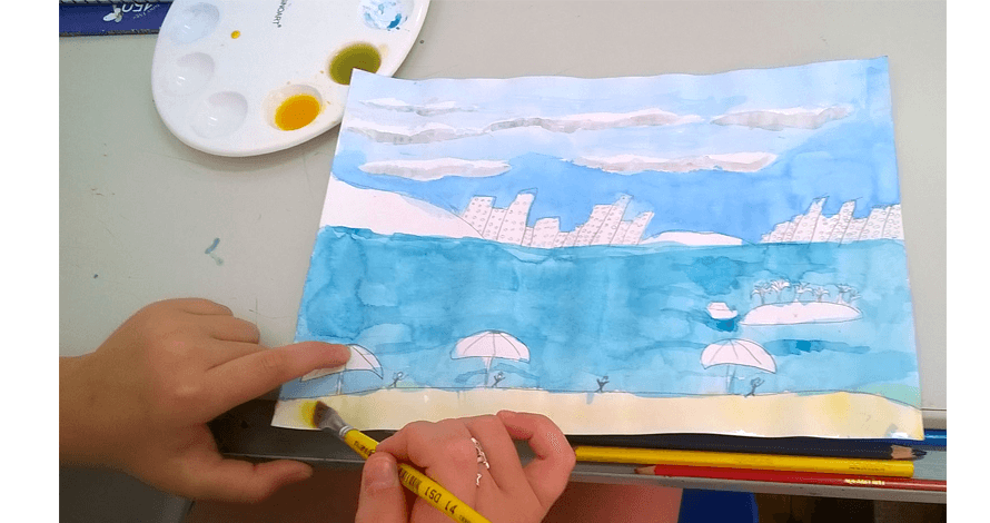 criança pintando praia e prédios com aquarela